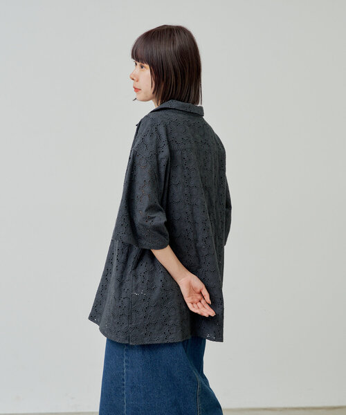 WHIMSIC（ウィムジック）の「【UNISEX】フラワーパターンレースシャツ（シャツ/ブラウス・メンズ・チャコールグレー/ホワイト・FREE）」の10枚目の写真