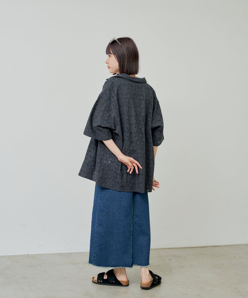 WHIMSIC（ウィムジック）の「【UNISEX】フラワーパターンレースシャツ（シャツ/ブラウス・メンズ・チャコールグレー/ホワイト・FREE）」の13枚目の写真