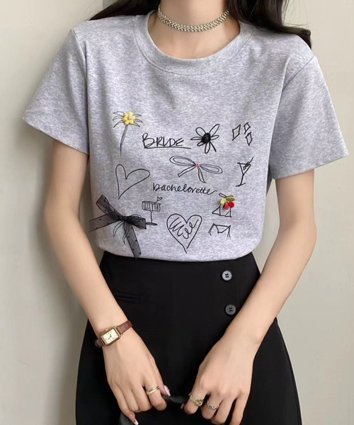 Achic(アシック)の「手描き風プリントTシャツ(Tシャツ/カットソー・レディース・グレー/ブラック/ホワイト/ピンク・M)」の1枚目の写真