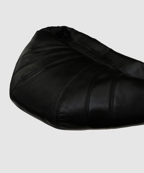 LEMAIRE（ルメール）の「SMALL CROISSANT BAG（ショルダーバッグ・レディース・ブラック/カーキ/グレー/ブラウン/ベージュ・OS）」の10枚目の写真