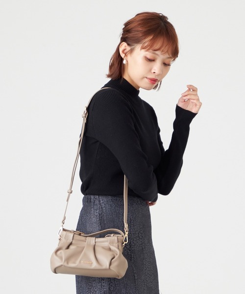 LA BAGAGERIE（ラバガジェリー）の「シープレザー　ギャザーミニマムバッグ（ショルダーバッグ・レディース・ピンク/オレンジ/グレイッシュベージュ/ブラック/シルバー系その他・FREE）」の3枚目の写真