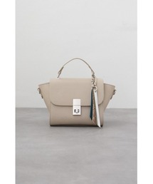 AZUL by moussy | チャームセットトラペイズドフラップバッグ(ショルダーバッグ)