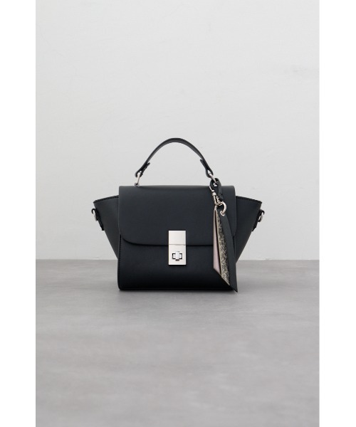 AZUL by moussy(アズールバイマウジー)の「チャームセットトラペイズドフラップバッグ(ショルダーバッグ・レディース・ブラック/グレイッシュベージュ・FREE)」の2枚目の写真