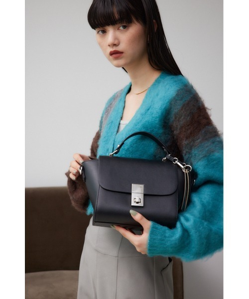 AZUL by moussy(アズールバイマウジー)の「チャームセットトラペイズドフラップバッグ(ショルダーバッグ・レディース・ブラック/グレイッシュベージュ・FREE)」の8枚目の写真