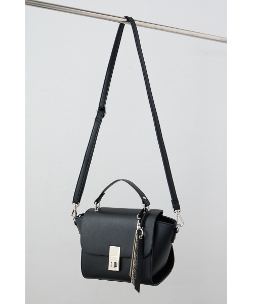 セール】チャームセットトラペイズドフラップバッグ（ショルダーバッグ