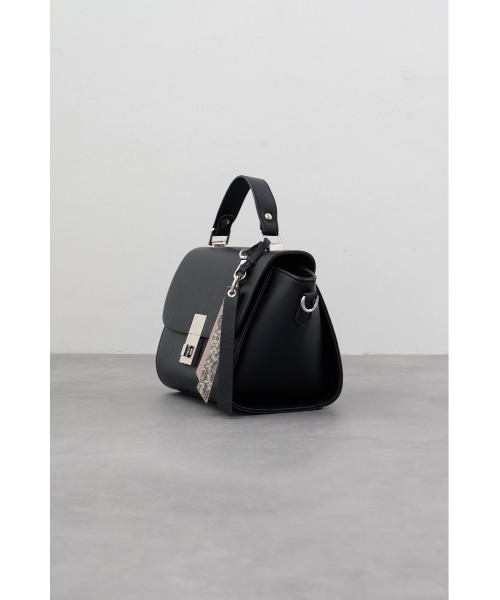 AZUL by moussy(アズールバイマウジー)の「チャームセットトラペイズドフラップバッグ(ショルダーバッグ・レディース・ブラック/グレイッシュベージュ・FREE)」の5枚目の写真