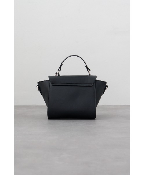 AZUL by moussy(アズールバイマウジー)の「チャームセットトラペイズドフラップバッグ(ショルダーバッグ・レディース・ブラック/グレイッシュベージュ・FREE)」の4枚目の写真