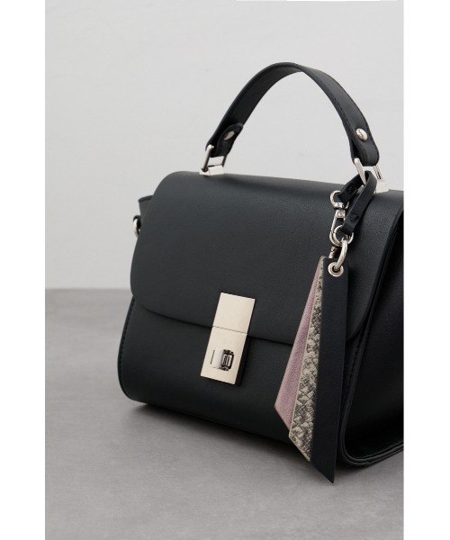 AZUL by moussy(アズールバイマウジー)の「チャームセットトラペイズドフラップバッグ(ショルダーバッグ・レディース・ブラック/グレイッシュベージュ・FREE)」の20枚目の写真