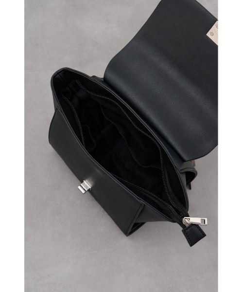 AZUL by moussy(アズールバイマウジー)の「チャームセットトラペイズドフラップバッグ(ショルダーバッグ・レディース・ブラック/グレイッシュベージュ・FREE)」の18枚目の写真