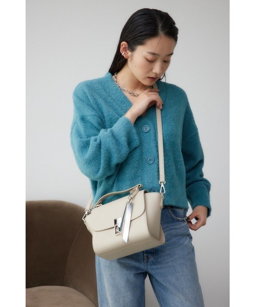 AZUL by moussy(アズールバイマウジー)の「チャームセットトラペイズドフラップバッグ(ショルダーバッグ・レディース・ブラック/グレイッシュベージュ・FREE)」の17枚目の写真