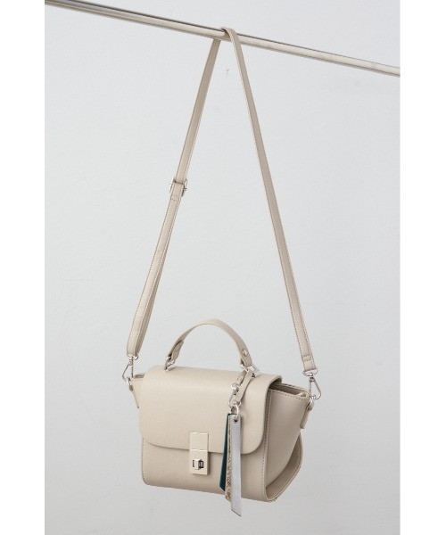 AZUL by moussy(アズールバイマウジー)の「チャームセットトラペイズドフラップバッグ(ショルダーバッグ・レディース・ブラック/グレイッシュベージュ・FREE)」の15枚目の写真