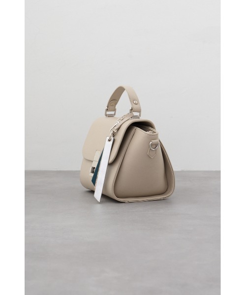 AZUL by moussy(アズールバイマウジー)の「チャームセットトラペイズドフラップバッグ(ショルダーバッグ・レディース・ブラック/グレイッシュベージュ・FREE)」の14枚目の写真