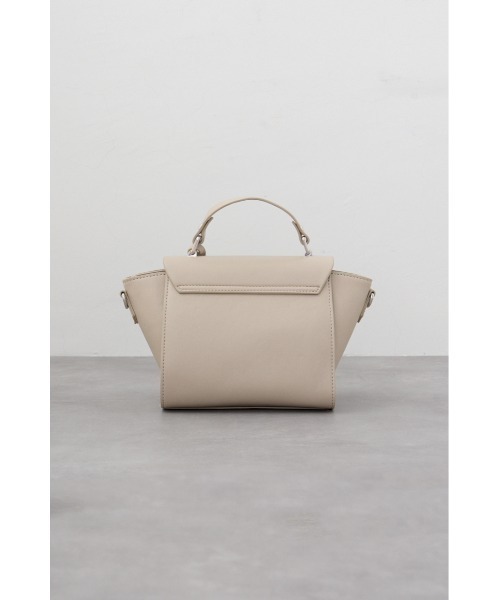 AZUL by moussy(アズールバイマウジー)の「チャームセットトラペイズドフラップバッグ(ショルダーバッグ・レディース・ブラック/グレイッシュベージュ・FREE)」の13枚目の写真