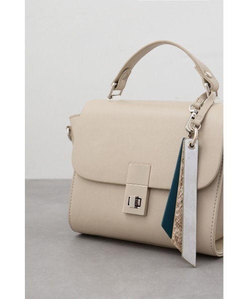 セール】チャームセットトラペイズドフラップバッグ（ショルダーバッグ