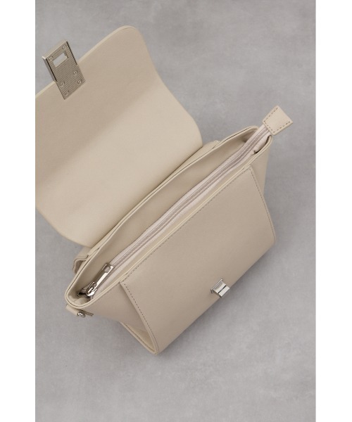 AZUL by moussy(アズールバイマウジー)の「チャームセットトラペイズドフラップバッグ(ショルダーバッグ・レディース・ブラック/グレイッシュベージュ・FREE)」の10枚目の写真