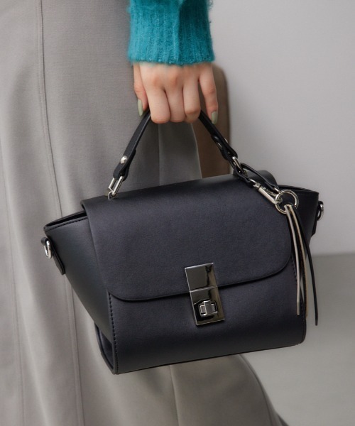 AZUL by moussy(アズールバイマウジー)の「チャームセットトラペイズドフラップバッグ(ショルダーバッグ・レディース・ブラック/グレイッシュベージュ・FREE)」の21枚目の写真