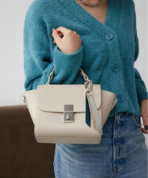 AZUL by moussy(アズールバイマウジー)の「チャームセットトラペイズドフラップバッグ(ショルダーバッグ・レディース・ブラック/グレイッシュベージュ・FREE)」の22枚目の写真