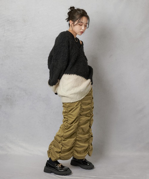 Lull（ルル）の「【Lull / ルル】ブロックカラーオーバーサイズブークレニット（ニット/セーター・レディース・ブラック/ベージュ/チャコール・ONESIZE）」の16枚目の写真