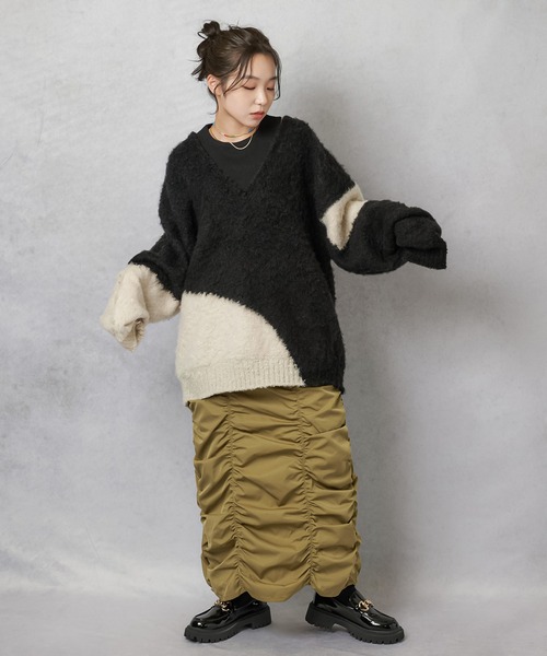 Lull（ルル）の「【Lull / ルル】ブロックカラーオーバーサイズブークレニット（ニット/セーター・レディース・ブラック/ベージュ/チャコール・ONESIZE）」の17枚目の写真