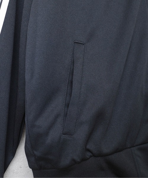 United Athle（ユナイテッドアスレ）の「【CBT1】【United Athle】7.0オンス スムース ラグランスリーブ トラック ジャケット 1901（ナイロンジャケット・レディース・ブラック×ホワイト/サンドベージュ/ブラック×ゴールド/ライトグレー/サックスブルー・LARGE/MEDIUM）」の9枚目の写真