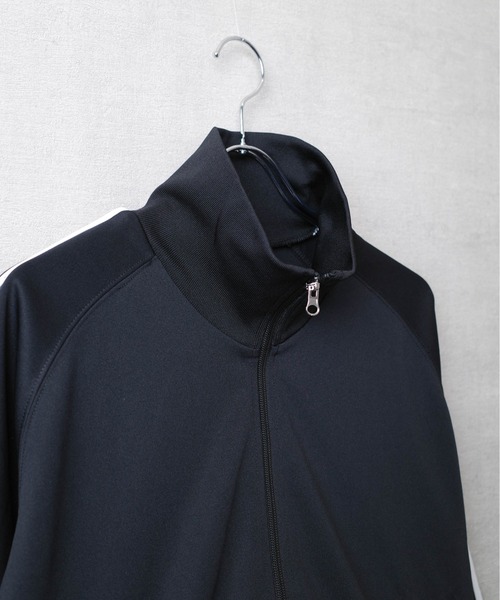 United Athle（ユナイテッドアスレ）の「【CBT1】【United Athle】7.0オンス スムース ラグランスリーブ トラック ジャケット 1901（ナイロンジャケット・レディース・ブラック×ホワイト/サンドベージュ/ブラック×ゴールド/ライトグレー/サックスブルー・LARGE/MEDIUM）」の12枚目の写真