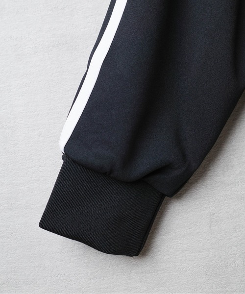 United Athle（ユナイテッドアスレ）の「【CBT1】【United Athle】7.0オンス スムース ラグランスリーブ トラック ジャケット 1901（ナイロンジャケット・レディース・ブラック×ホワイト/サンドベージュ/ブラック×ゴールド/ライトグレー/サックスブルー・LARGE/MEDIUM）」の16枚目の写真