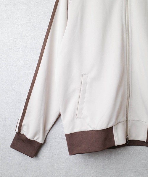 United Athle（ユナイテッドアスレ）の「【CBT1】【United Athle】7.0オンス スムース ラグランスリーブ トラック ジャケット 1901（ナイロンジャケット・レディース・ブラック×ホワイト/サンドベージュ/ブラック×ゴールド/ライトグレー/サックスブルー・LARGE/MEDIUM）」の19枚目の写真