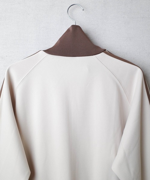 United Athle（ユナイテッドアスレ）の「【CBT1】【United Athle】7.0オンス スムース ラグランスリーブ トラック ジャケット 1901（ナイロンジャケット・レディース・ブラック×ホワイト/サンドベージュ/ブラック×ゴールド/ライトグレー/サックスブルー・LARGE/MEDIUM）」の22枚目の写真