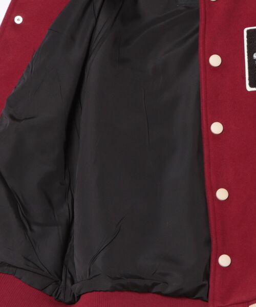 DC(ディーシー)の「【 DC 】 キャラスタジャン (ダークナイトジョーカー/モンスターガール) 25S1(スタジャン・レディース・チャコールグレー×ブラック/レッド・LARGE/XXX-LARGE)」の3枚目の写真