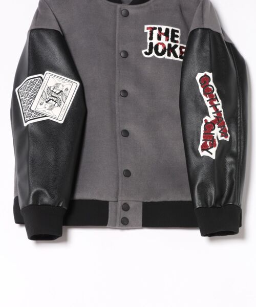 DC(ディーシー)の「【 DC 】 キャラスタジャン (ダークナイトジョーカー/モンスターガール) 25S1(スタジャン・レディース・チャコールグレー×ブラック/レッド・LARGE/XXX-LARGE)」の5枚目の写真