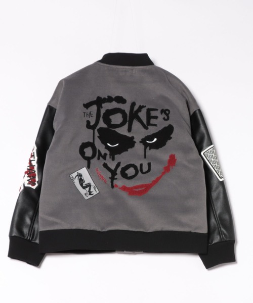 DC(ディーシー)の「【 DC 】 キャラスタジャン (ダークナイトジョーカー/モンスターガール) 25S1(スタジャン・レディース・チャコールグレー×ブラック/レッド・LARGE/XXX-LARGE)」の1枚目の写真