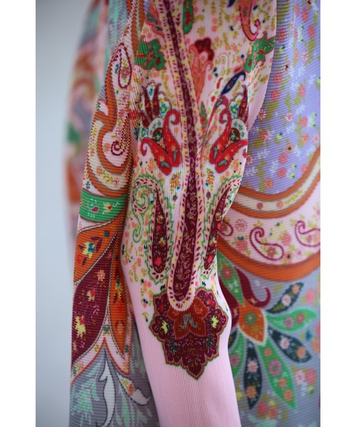 cawaii（カワイイ）の「鮮やかなオリエンタル柄が弾むアコーディオンプリーツロングカーディガン（カーディガン/ボレロ・レディース・ピンク・FREE）」の2枚目の写真