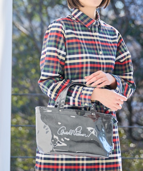 Arnold Palmer（アーノルドパーマー）の「ラミネート × タイベック バッグ（トートバッグ・レディース・キャメル/ベージュ/ブラック・F）」の2枚目の写真