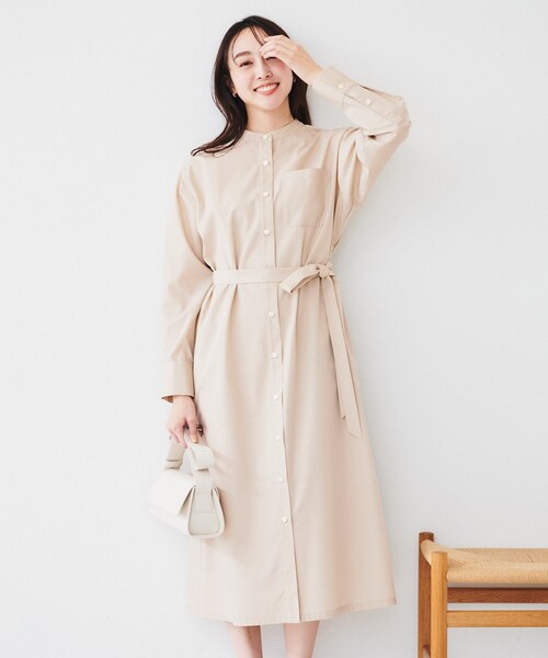 UNTITLED（アンタイトル）の「バンドカラーシャツワンピース（ワンピース・レディース・オリーブ/サンドベージュ/ブルー系その他/ベージュ系その他2・00/01/02/03/04/44/48）」の2枚目の写真