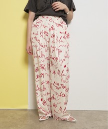 Palm Riche（ポームリシュ）の「手書きロゴ風 グラフィック 総柄タックワイドリラックスパンツ（その他パンツ）」