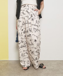 Palm Riche（ポームリシュ）の「手書きロゴ風 グラフィック 総柄タックワイドリラックスパンツ（その他パンツ）」