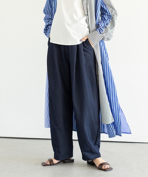 OSMOSIS（オズモーシス）の「タックカーブパンツ（その他パンツ・レディース・ネイビー/チャコール/アイボリー・ONE SIZE）」の3枚目の写真