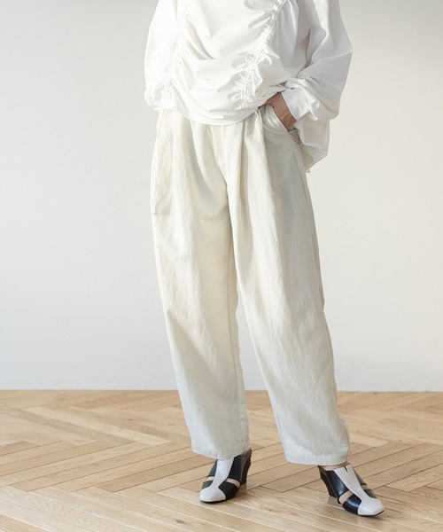 OSMOSIS（オズモーシス）の「タックカーブパンツ（その他パンツ・レディース・ネイビー/チャコール/アイボリー・ONE SIZE）」の2枚目の写真