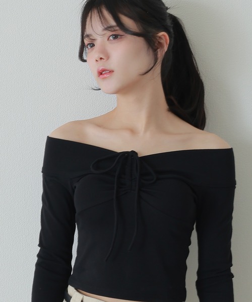 M DOLLY(エムドリー)の「offshoulder shirring ribbon tops/オフショルダーシャーリングリボントップス(Tシャツ/カットソー・レディース・ブラック/アイボリー・S/M)」の14枚目の写真