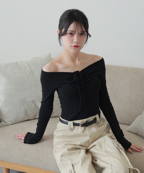 M DOLLY(エムドリー)の「offshoulder shirring ribbon tops/オフショルダーシャーリングリボントップス(Tシャツ/カットソー・レディース・ブラック/アイボリー・S/M)」の3枚目の写真