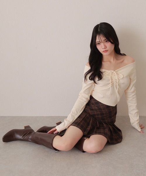 M DOLLY(エムドリー)の「offshoulder shirring ribbon tops/オフショルダーシャーリングリボントップス(Tシャツ/カットソー・レディース・ブラック/アイボリー・S/M)」の4枚目の写真