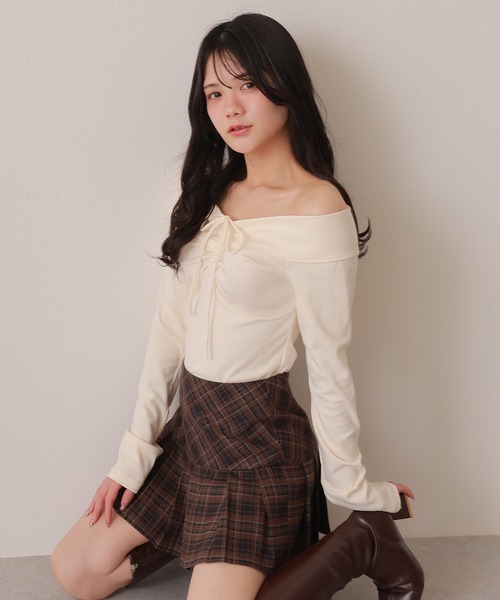 M DOLLY(エムドリー)の「offshoulder shirring ribbon tops/オフショルダーシャーリングリボントップス(Tシャツ/カットソー・レディース・ブラック/アイボリー・S/M)」の5枚目の写真