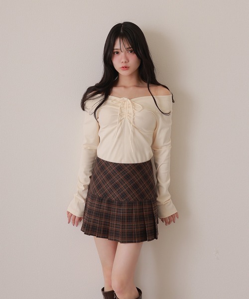 M DOLLY(エムドリー)の「offshoulder shirring ribbon tops/オフショルダーシャーリングリボントップス(Tシャツ/カットソー・レディース・ブラック/アイボリー・S/M)」の7枚目の写真