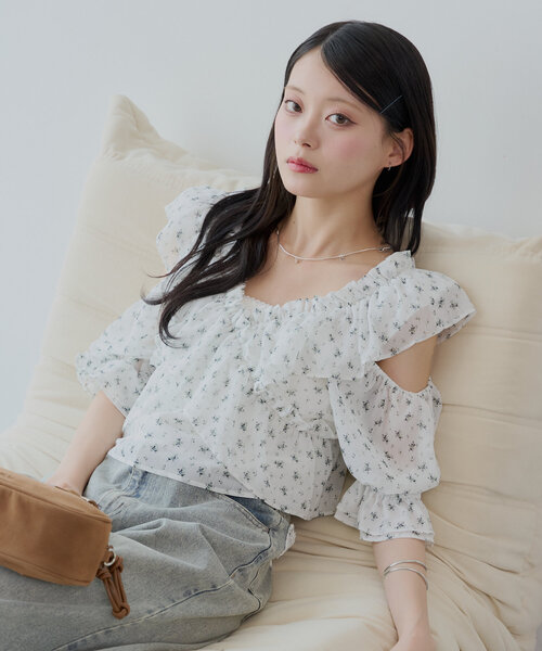 Chico(チコ)の「【5色展開】シアーフラワーショルダースリットフリルブラウス(シャツ/ブラウス・レディース・ホワイト系その他2/ベージュ系その他2/ピンク/ネイビー/ホワイト・FREE)」の3枚目の写真