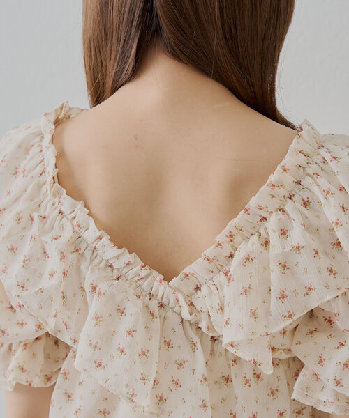 Chico(チコ)の「【5色展開】シアーフラワーショルダースリットフリルブラウス(シャツ/ブラウス・レディース・ホワイト系その他2/ベージュ系その他2/ピンク/ネイビー/ホワイト・FREE)」の7枚目の写真