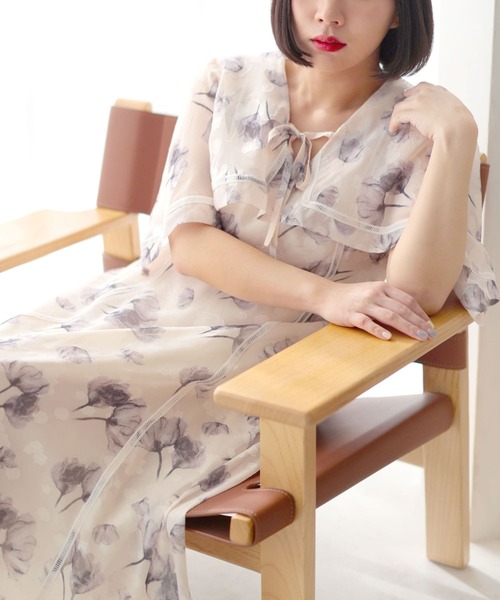 Ruwan yu(ルワンユー)の「ケープスリーブフラワーワンピース 【大きいサイズ対応】(ワンピース・レディース・アイボリー・4L/3L/LL/L)」の7枚目の写真