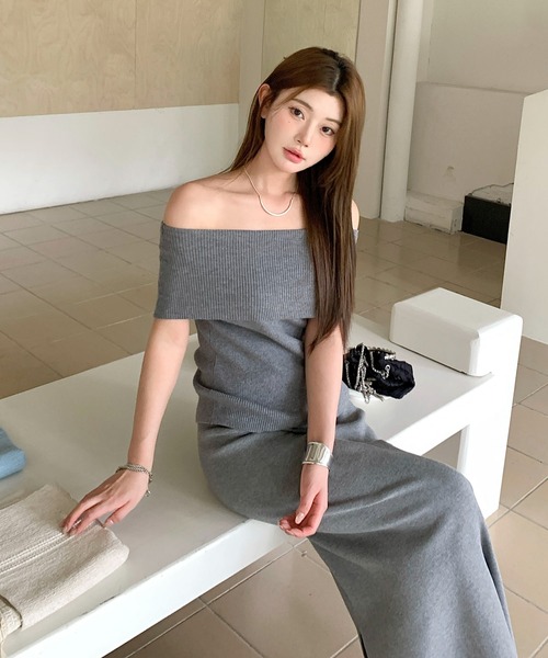 by LEGNA（バイレグナ）の「リブニット　ワンショル風　オフショルダーノースリニット（ニット/セーター・レディース・ブラック×ホワイト/ブラック/アイボリー/ホワイト×ブラック/杢グレー・FREE）」の5枚目の写真