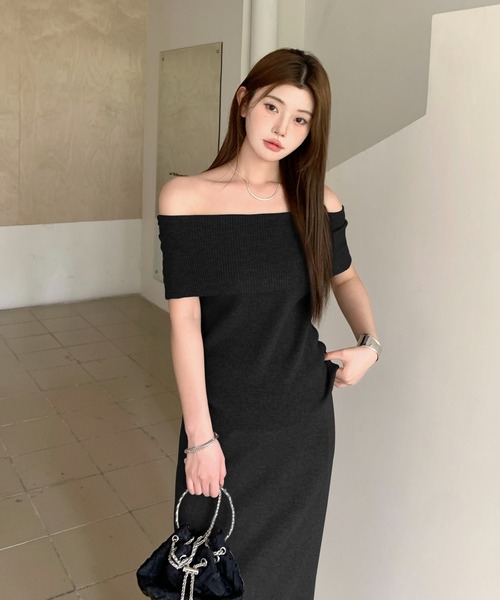 by LEGNA（バイレグナ）の「リブニット　ワンショル風　オフショルダーノースリニット（ニット/セーター・レディース・ブラック×ホワイト/ブラック/アイボリー/ホワイト×ブラック/杢グレー・FREE）」の3枚目の写真