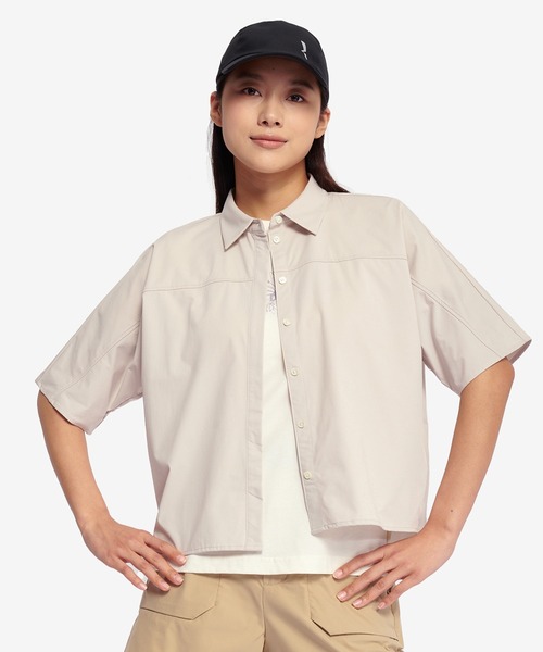 AIGLE(エーグル)の「UVカット 吸水速乾 オーバーサイズ半袖シャツ(シャツ/ブラウス・レディース・オフホワイト/ホワイト・38/36/40)」の2枚目の写真