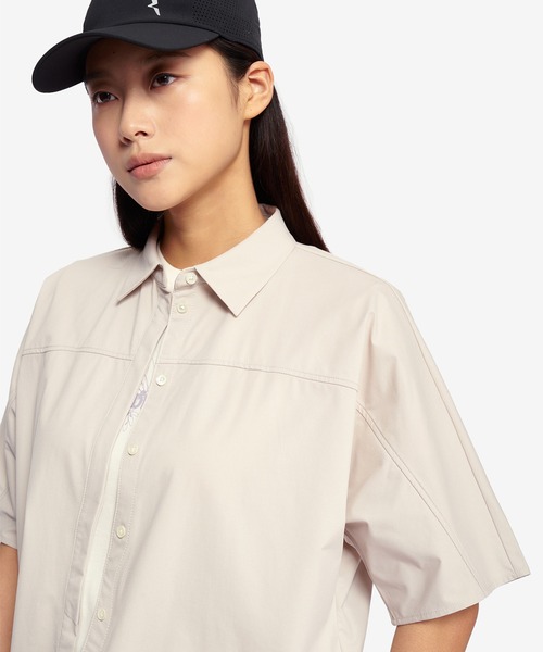 AIGLE(エーグル)の「UVカット 吸水速乾 オーバーサイズ半袖シャツ(シャツ/ブラウス・レディース・オフホワイト/ホワイト・38/36/40)」の6枚目の写真